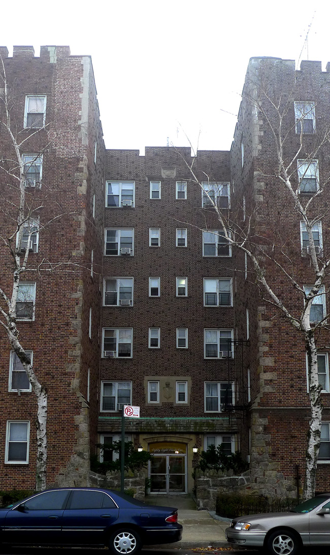 8831 Fort Hamilton Pky in Brooklyn, NY - Foto de edificio - Building Photo