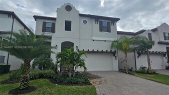 1112 Seagrape Dr in Ruskin, FL - Building Photo