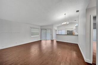 1245 Seagrape Cir in Weston, FL - Building Photo - Building Photo