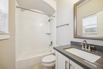 880 Wakefield Dr in Houston, TX - Building Photo - Building Photo