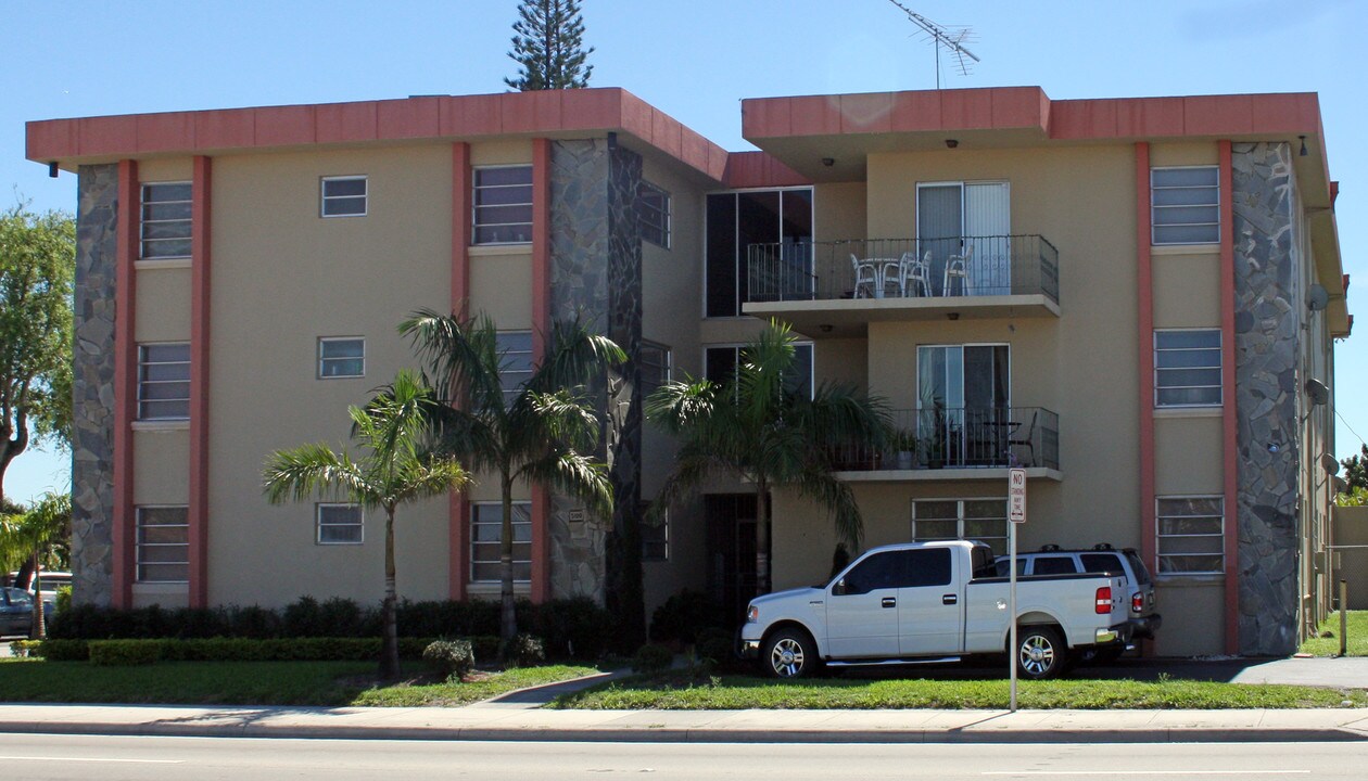 5100 W Flagler St in Coral Gables, FL - Building Photo