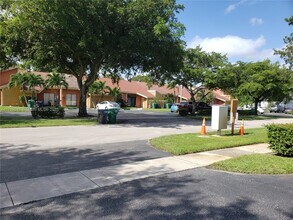 2428 NW 55th Ter in Lauderhill, FL - Foto de edificio - Building Photo