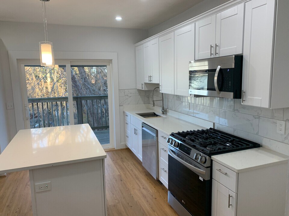 303 Summit Ave, Unit 303 in Boston, MA - Building Photo