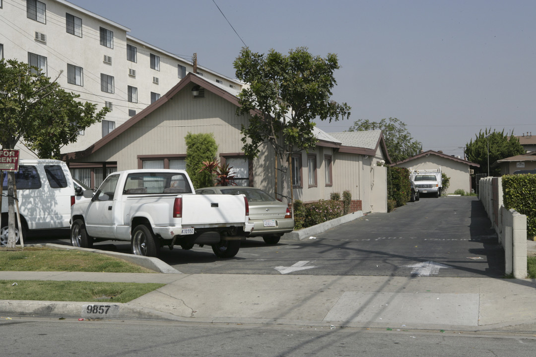 9855-9857 Ramona St in Bellflower, CA - Foto de edificio