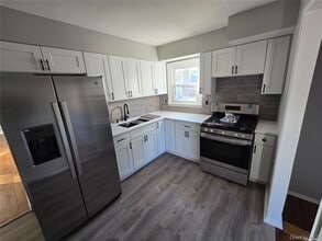 70 E Valley Stream Blvd in Valley Stream, NY - Building Photo - Building Photo