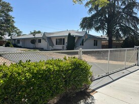 16119 Spruce St in Hesperia, CA - Building Photo