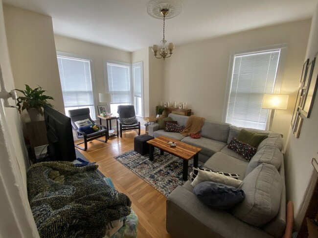 64 Plymouth St, Unit 1 in Cambridge, MA - Foto de edificio - Building Photo