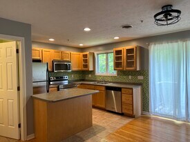 12 Magnolia Dr in Dover, NH - Building Photo