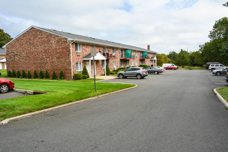 Brookwood at Holbrook in Holbrook, NY - Foto de edificio - Building Photo