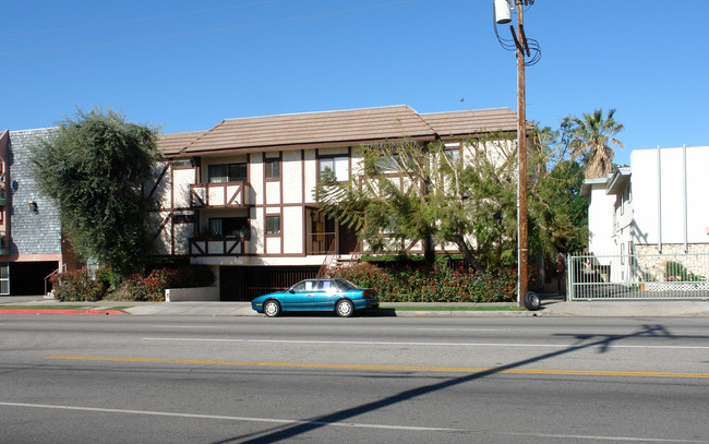 Woodman Manor Apartments in Van Nuys, CA - Building Photo - Building Photo