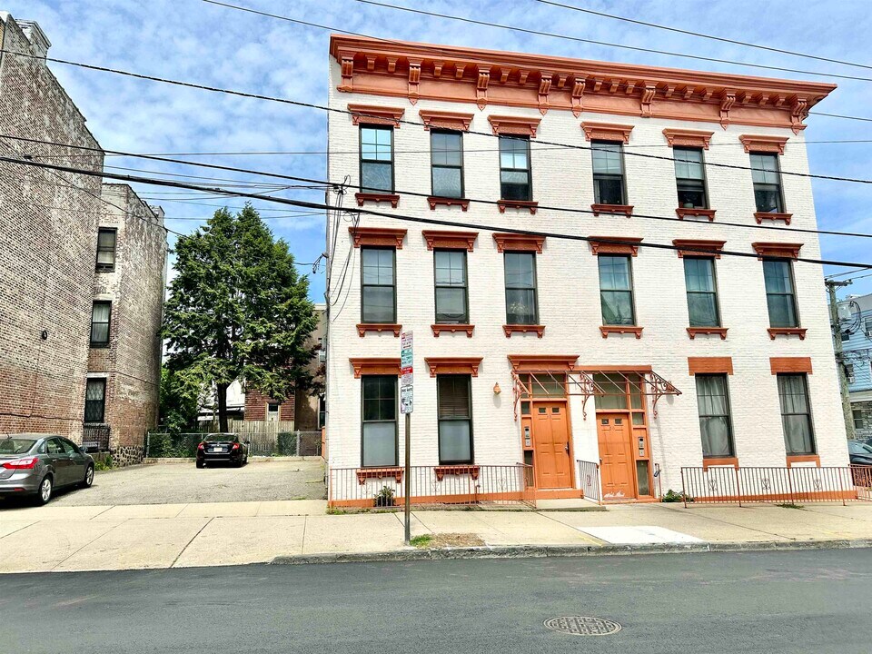 88 South St in Jersey City, NJ - Building Photo