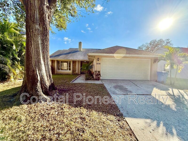 7216 Hollowell Dr in Tampa, FL - Building Photo
