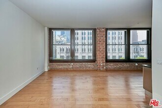 460 S Spring St in Los Angeles, CA - Building Photo - Building Photo