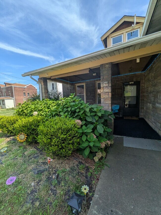 727 4th St in West Elizabeth, PA - Building Photo - Building Photo