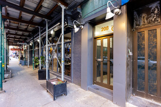 208 Thompson St in New York, NY - Building Photo - Building Photo