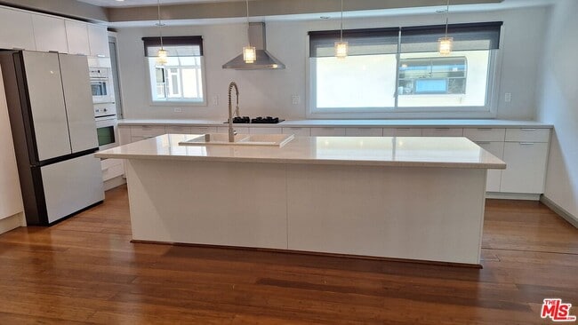4751 La Villa Marina in Marina Del Rey, CA - Building Photo - Building Photo