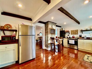 1975 Youngs Ave in Southold, NY - Foto de edificio - Building Photo