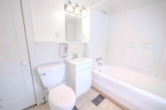 819 Oakland Dr in Kalamazoo, MI - Building Photo - Building Photo