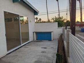 17049 Labrador St in Northridge, CA - Foto de edificio - Building Photo