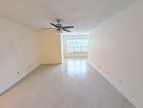 437 Vista Isles Dr, Unit 2216 in Plantation, FL - Building Photo - Building Photo