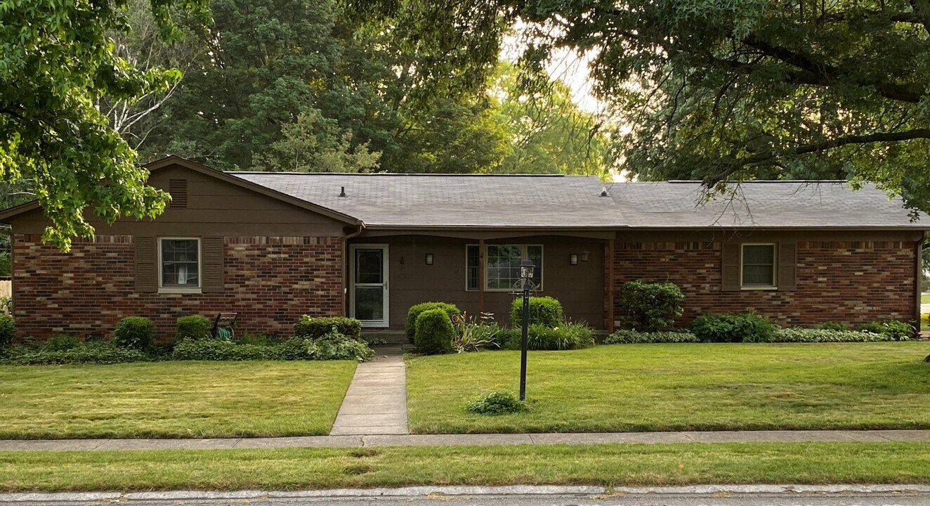 105 Belden Dr in Carmel, IN - Foto de edificio