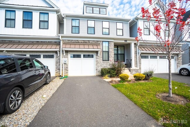 16 Clover Ln in Monroe Township, NJ - Foto de edificio - Building Photo