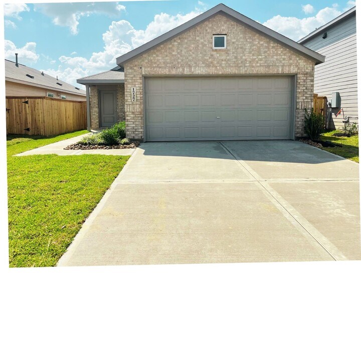 1727 W Stroker Rd in Crosby, TX - Building Photo