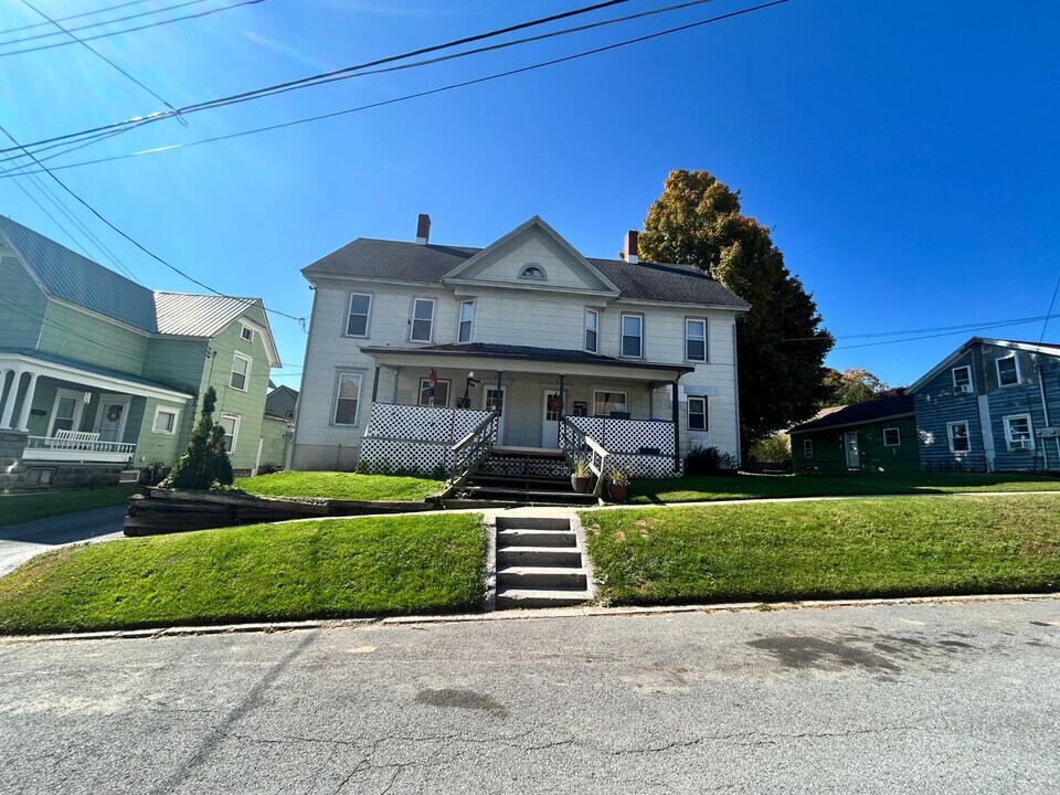 8 S Jefferson St, Unit 8 S. Jefferson Apt 8B in Carthage, NY - Building Photo