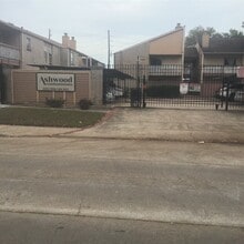 10203 Forum Park Dr in Houston, TX - Building Photo - Building Photo