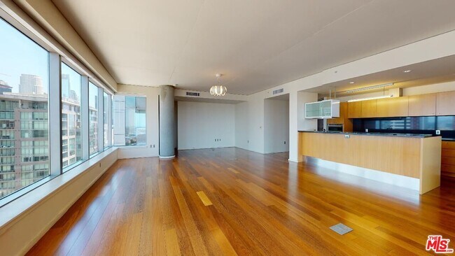 1155 S Grand Ave in Los Angeles, CA - Building Photo - Building Photo