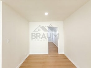 7339 Woodman Ave in Los Angeles, CA - Foto de edificio - Building Photo