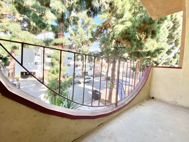 7010 Lanewood Ave in Los Angeles, CA - Foto de edificio - Building Photo