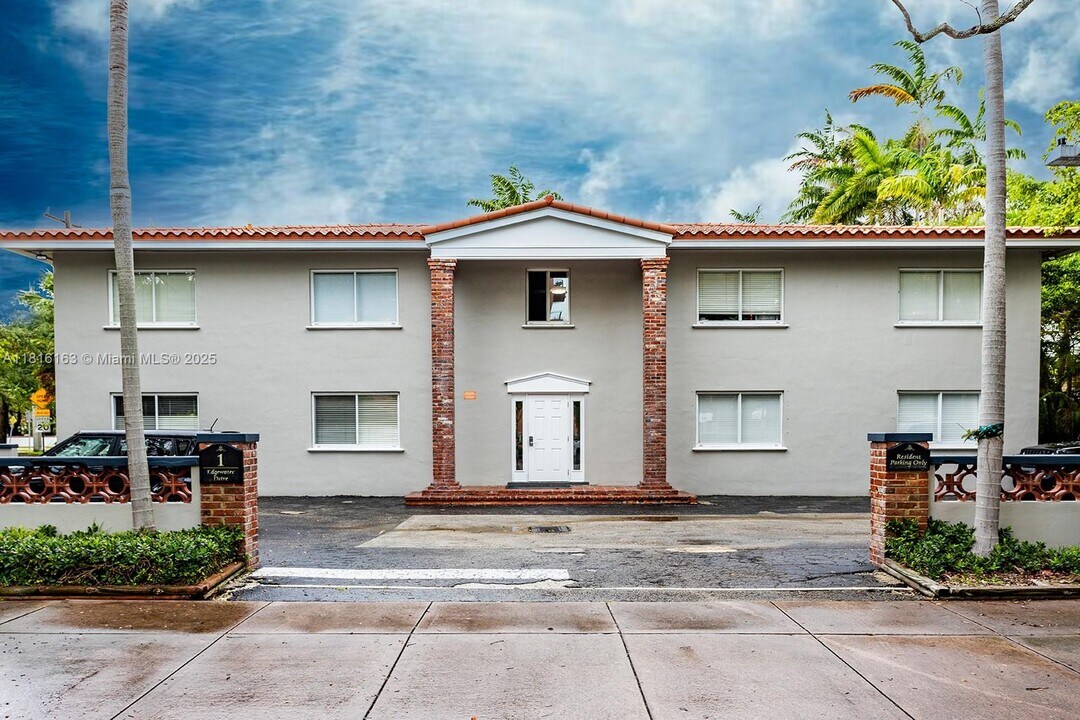 1 Edgewater Dr in Coral Gables, FL - Building Photo