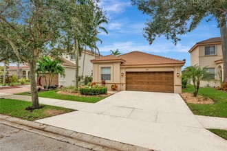 1617 Winterberry Ln in Weston, FL - Building Photo - Building Photo