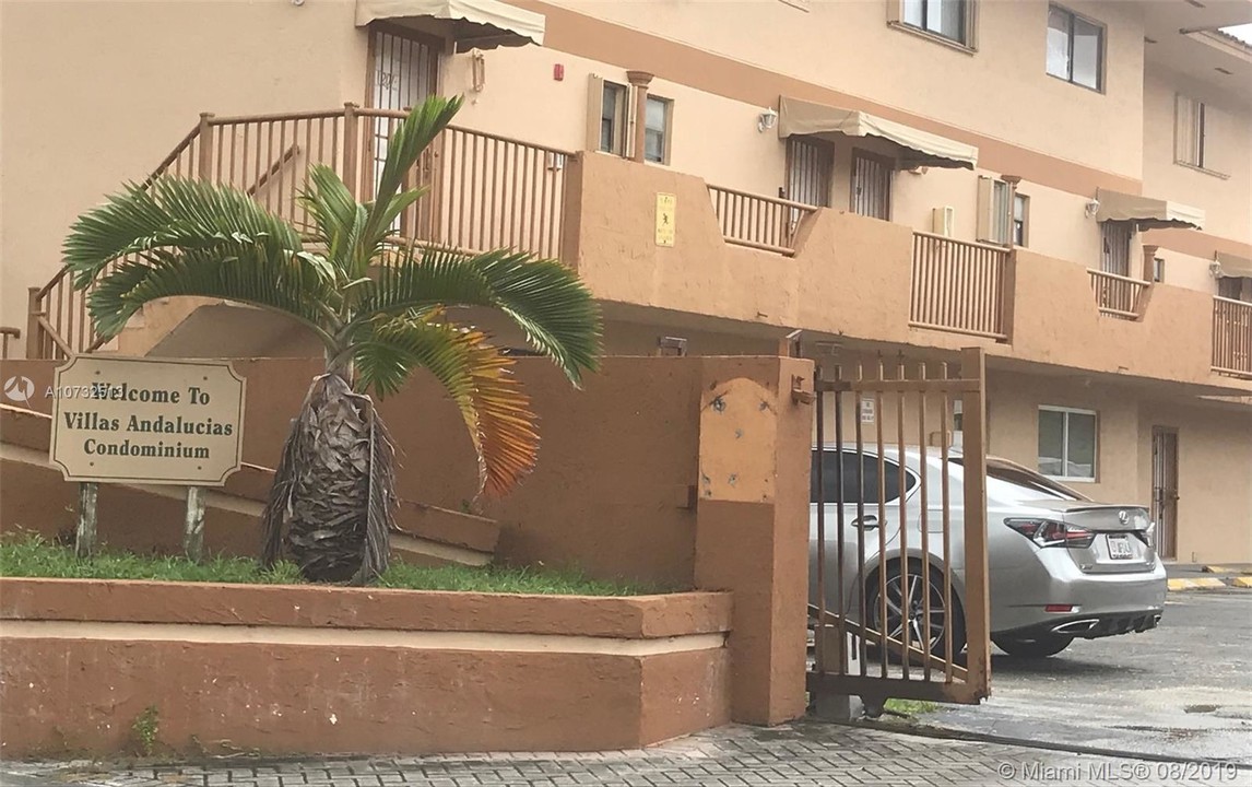 210 W 68th St-Unit -216 in Hialeah, FL - Foto de edificio