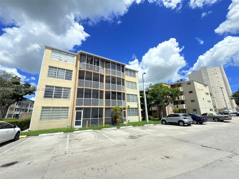 1710 NE 191st St in Miami, FL - Building Photo