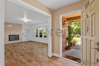 935 Springoak Way in Stockton, CA - Building Photo - Building Photo