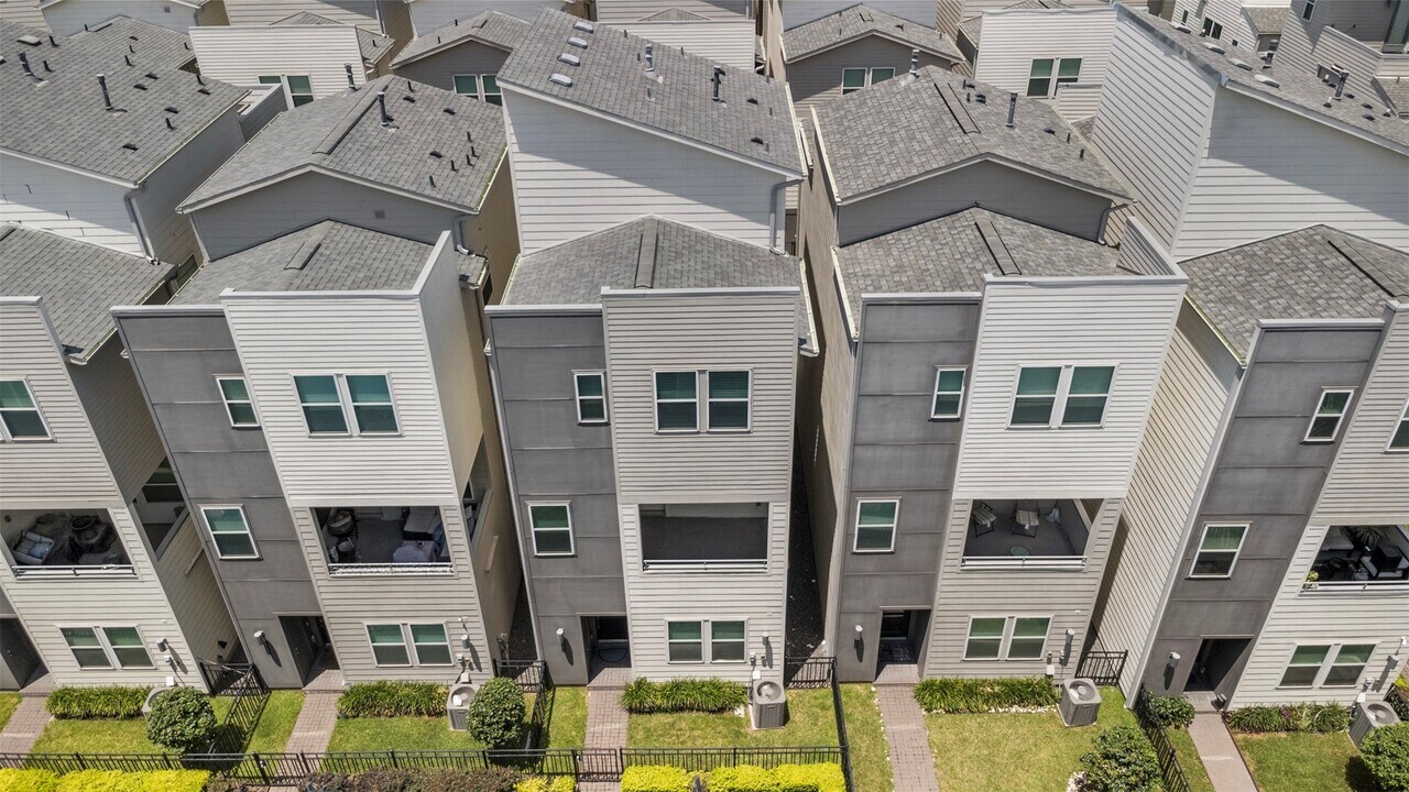 2737 Clinton Dr in Houston, TX - Building Photo