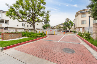 Glen Oaks in Pacoima, CA - Foto de edificio - Building Photo