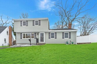 69 Allan Dr in East Norwich, NY - Foto de edificio - Building Photo