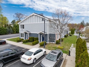 Liberty Landing in Lake Ronkonkoma, NY - Foto de edificio - Building Photo