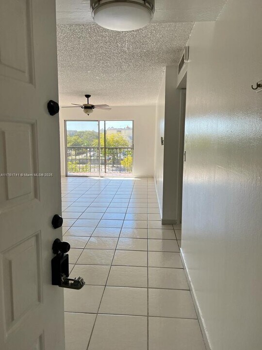 8005 Lake Dr, Unit 407 in Doral, FL - Foto de edificio