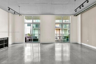 2100 Van Buren St, Unit 417 in Hollywood, FL - Foto de edificio - Building Photo