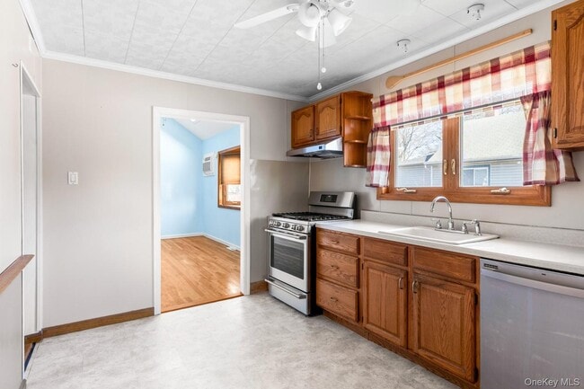 105 Muncy Ave in West Babylon, NY - Building Photo - Building Photo