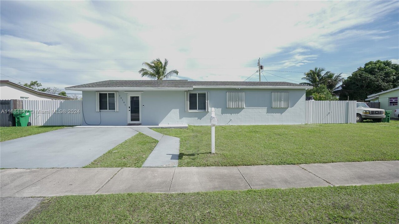 15101 Tyler St in Miami, FL - Building Photo