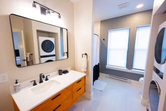 58 South St, Unit 1 in Glens Falls, NY - Foto de edificio - Building Photo