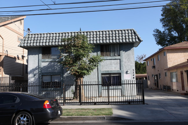 7346 Independence Ave in Canoga Park, CA - Foto de edificio - Building Photo