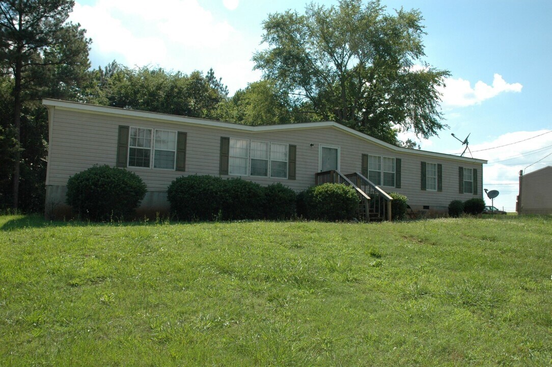1451 Columbus Rd in Valley, AL - Building Photo