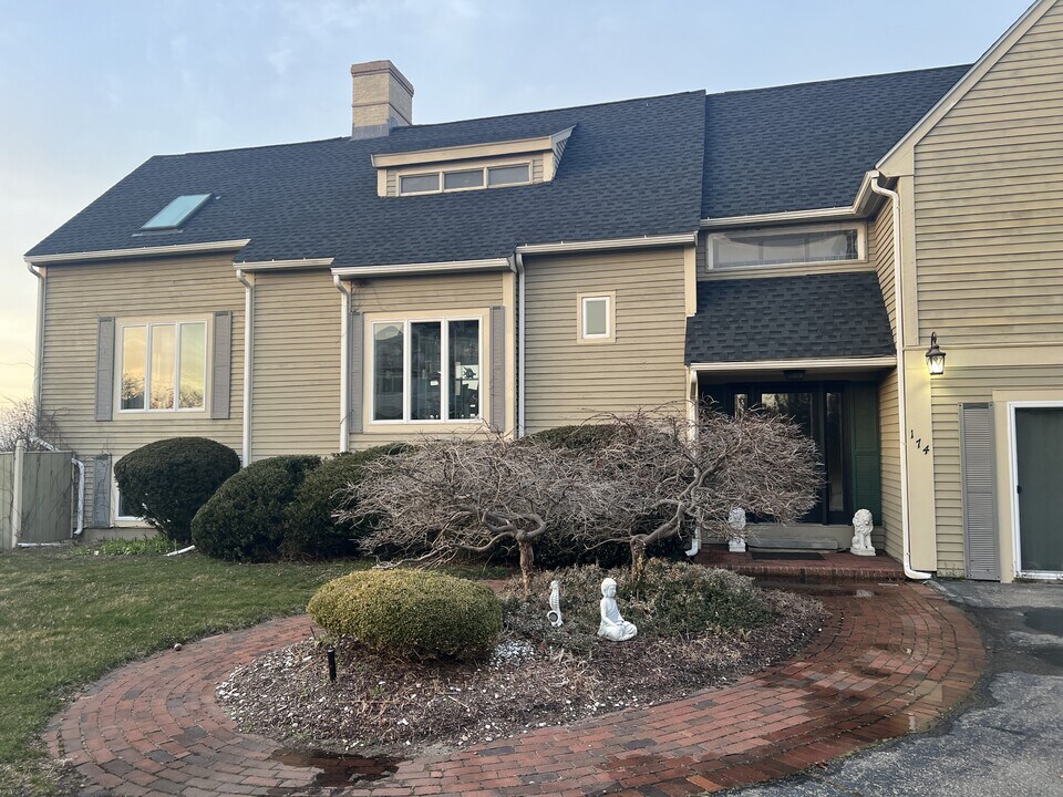 174 Warren Ave in Plymouth, MA - Building Photo