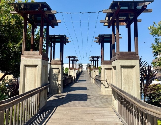 9116 Marina Pacifica Dr in Long Beach, CA - Building Photo - Building Photo